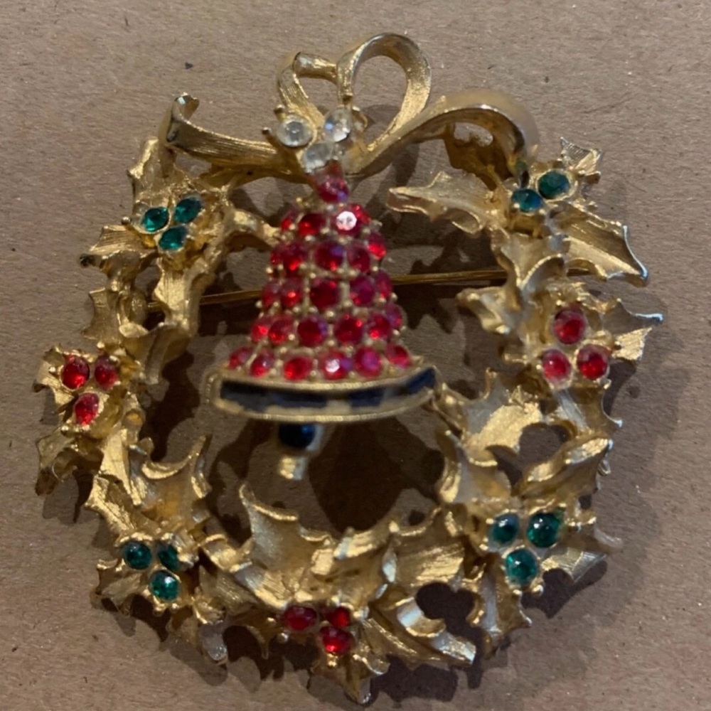 Vintage collectible  PELL Gold-tone Rhinestone Christmas Wreath/Bell Brooch EUC